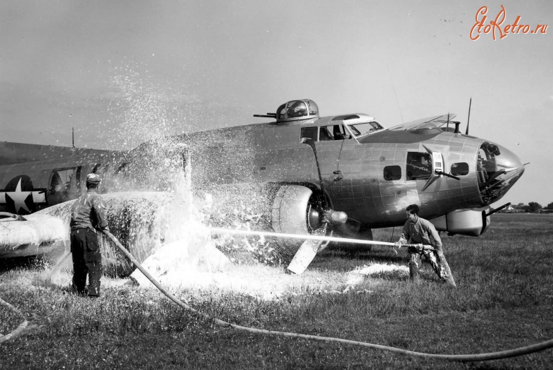Авиация - Тушение двигателя бомбардировщика В-17 совершившего аварийную посадку