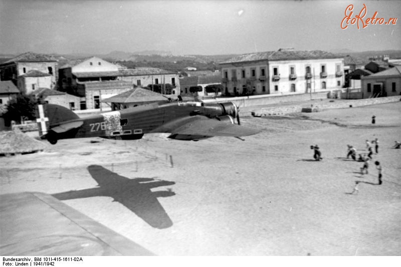 Авиация - Группа итальянских торпедоносцев SM.79 Спарвиеро проходит на малой высоте