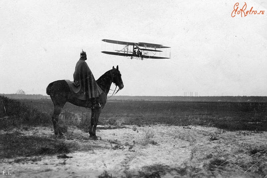 Авиация - Немецкий кавалерист наблюдает за взлетающим самолетом