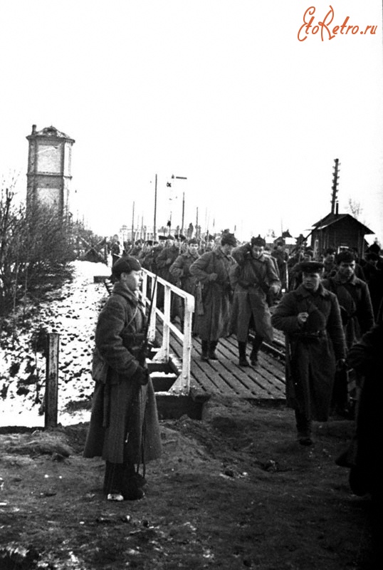 Финляндия - Части Красной Армии переходят по мосту на территорию Финляндии