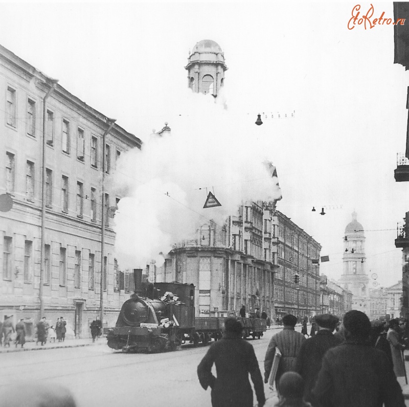 Железная дорога (поезда, паровозы, локомотивы, вагоны) - Паровоз по трамвайным рельсам движется на Загородном проспекте блокадного Ленинграда.