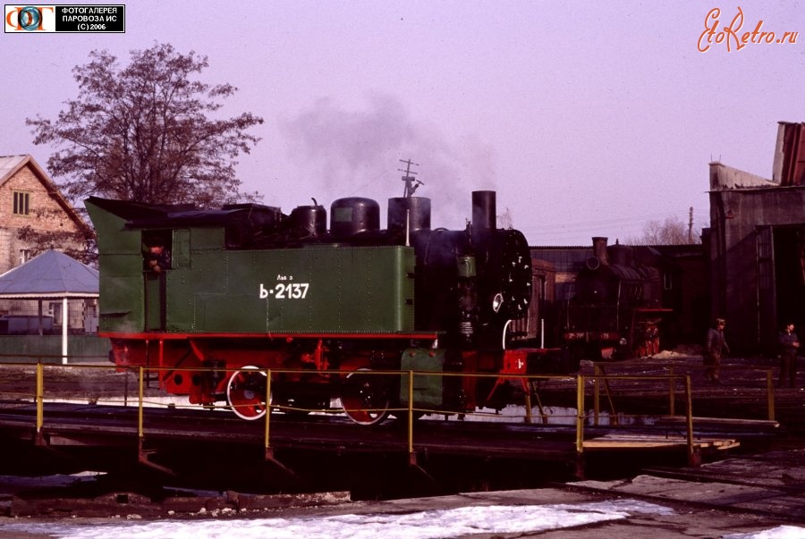 Железная дорога (поезда, паровозы, локомотивы, вагоны) - Паровоз Ь-2137 на поворотном круге в депо Коломыя.Ивано-Франковская область.