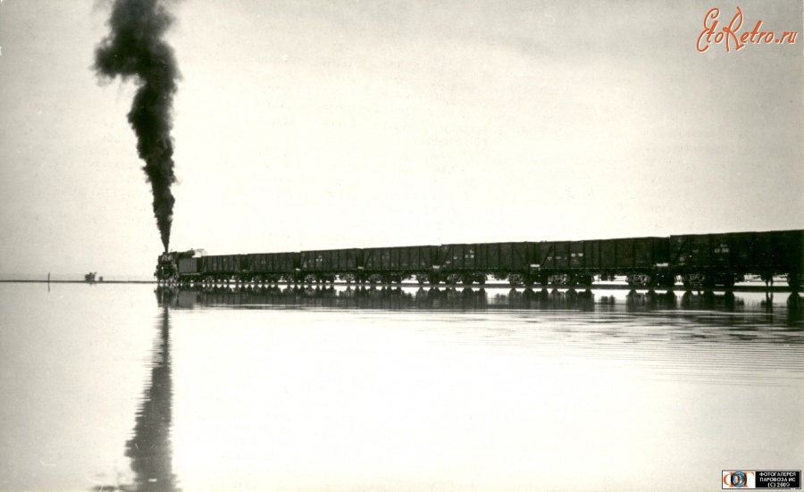 Железная дорога (поезда, паровозы, локомотивы, вагоны) - Паровоз серии Ша с поездом на озере Баскунчак.