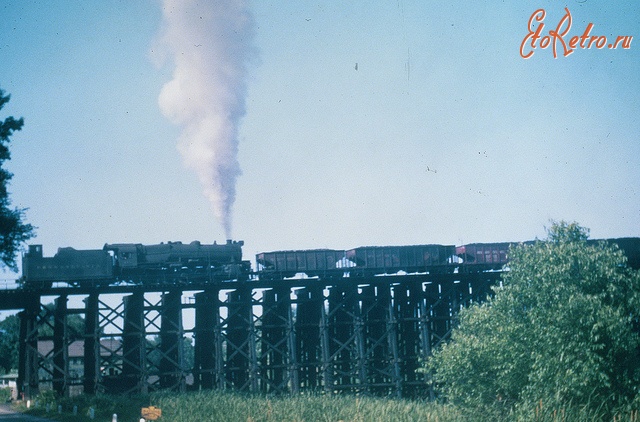 Железная дорога (поезда, паровозы, локомотивы, вагоны) - Паровоз PRR 4462 типа 1-5-0 с составом хопперов на мосту.