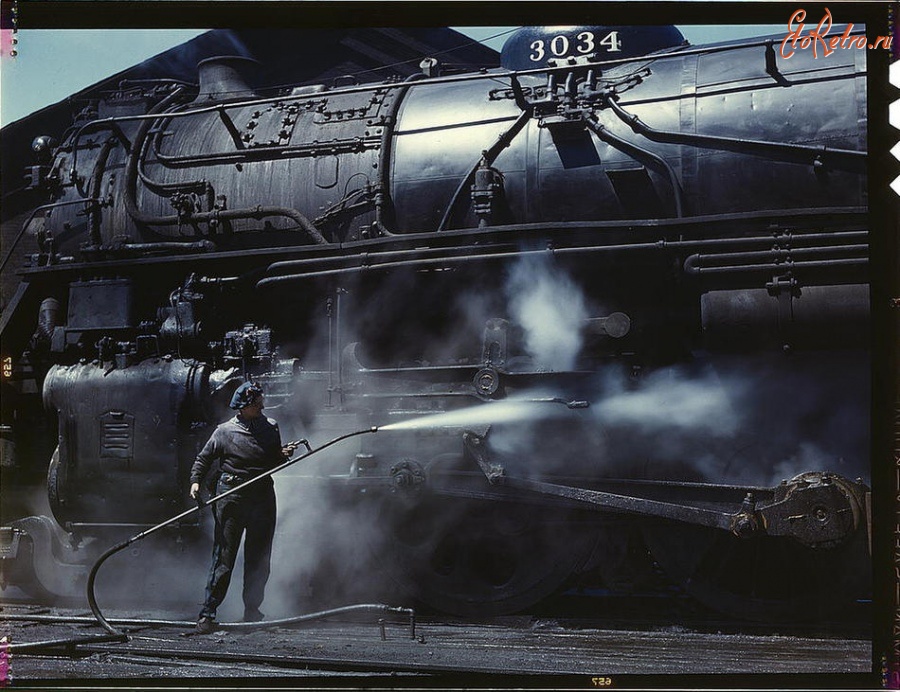 Железная дорога (поезда, паровозы, локомотивы, вагоны) - Чистка экипажной части локомотива струей пара.