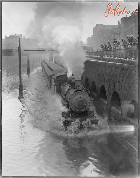 Железная дорога (поезда, паровозы, локомотивы, вагоны) - Паровоз с поездом на затопленной улице Бостона,США