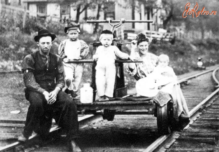 Железная дорога (поезда, паровозы, локомотивы, вагоны) - Семья железнодорожного рабочего на ручной дрезине