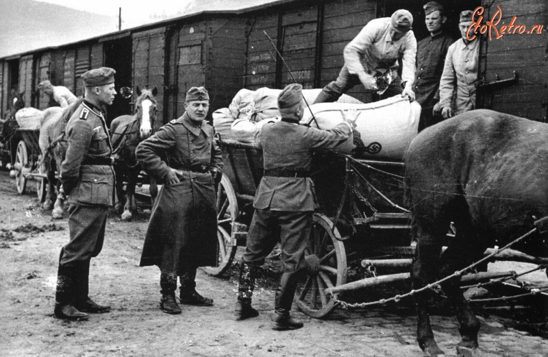 Железная дорога (поезда, паровозы, локомотивы, вагоны) - Немецкие солдаты заняты погрузкой мешков в вагоны
