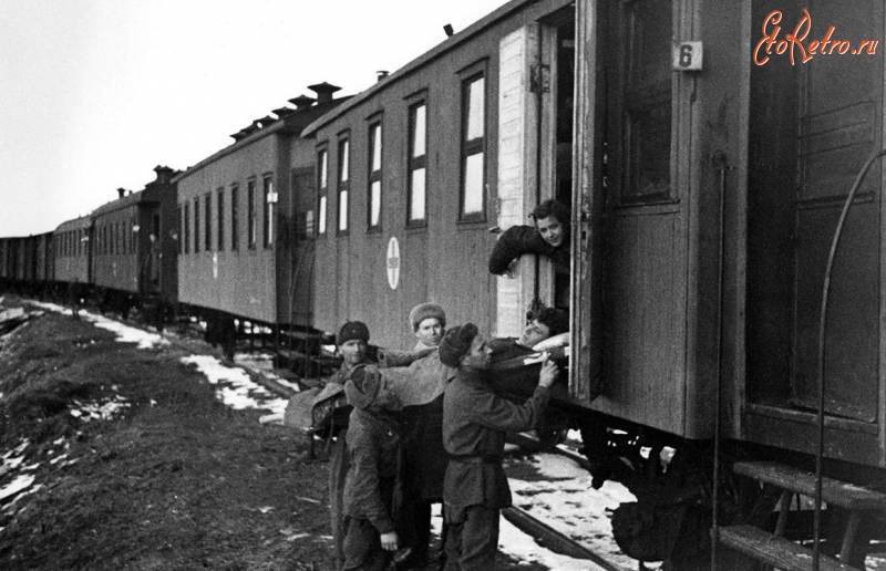 Железная дорога (поезда, паровозы, локомотивы, вагоны) - Погрузка раненого в военно-санитарный поезд