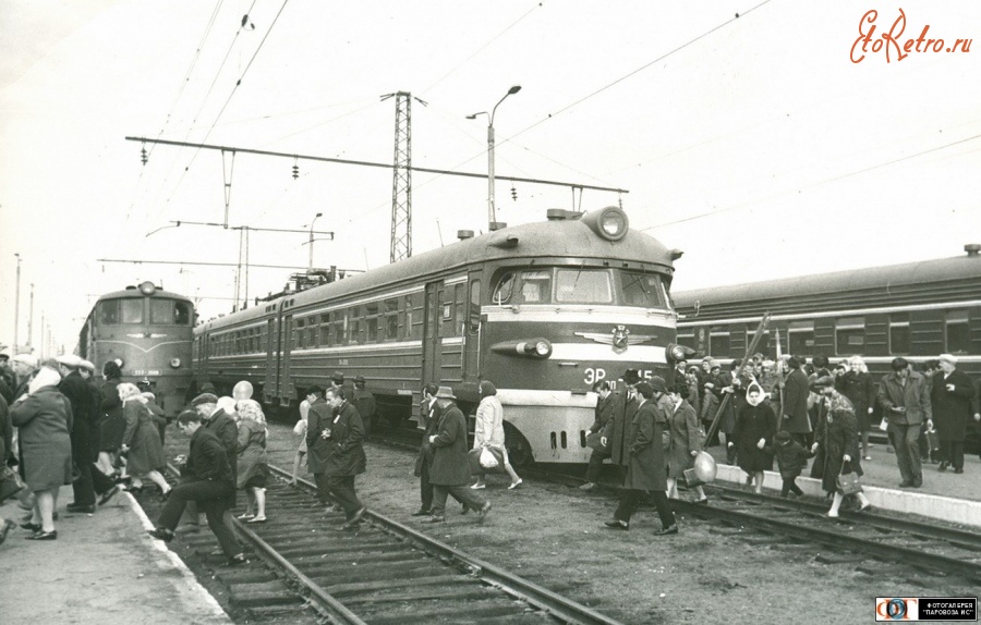 Железная дорога (поезда, паровозы, локомотивы, вагоны) - Тепловоз ТЭ3 и электропоезд ЭР9П-315 на ст.Магнитогорск-Пассажирский
