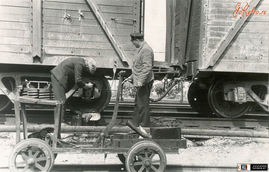 Железная дорога (поезда, паровозы, локомотивы, вагоны) - Ручная дрезина и осмотрщики вагонов за обслуживанием вагонных букс