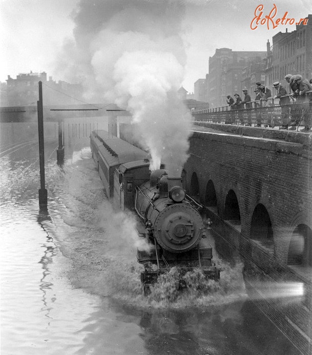 Железная дорога (поезда, паровозы, локомотивы, вагоны) - Паровоз с поездом и наводнение в Бостоне