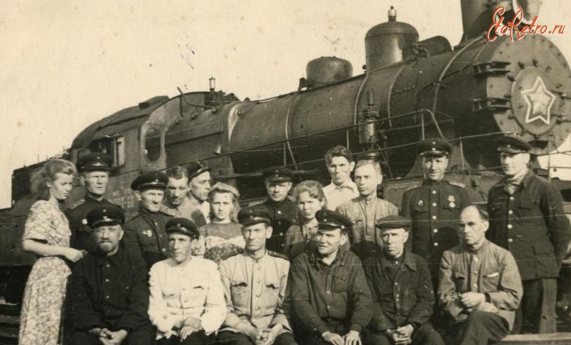 Железная дорога (поезда, паровозы, локомотивы, вагоны) - Работники депо Рыбинск у паровоза Су200-60