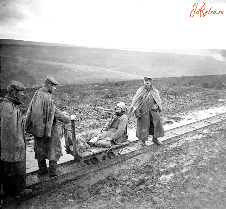 Железная дорога (поезда, паровозы, локомотивы, вагоны) - Немецкие военнопленные    транспортируют  раненого по  военно-полевой ж.д.