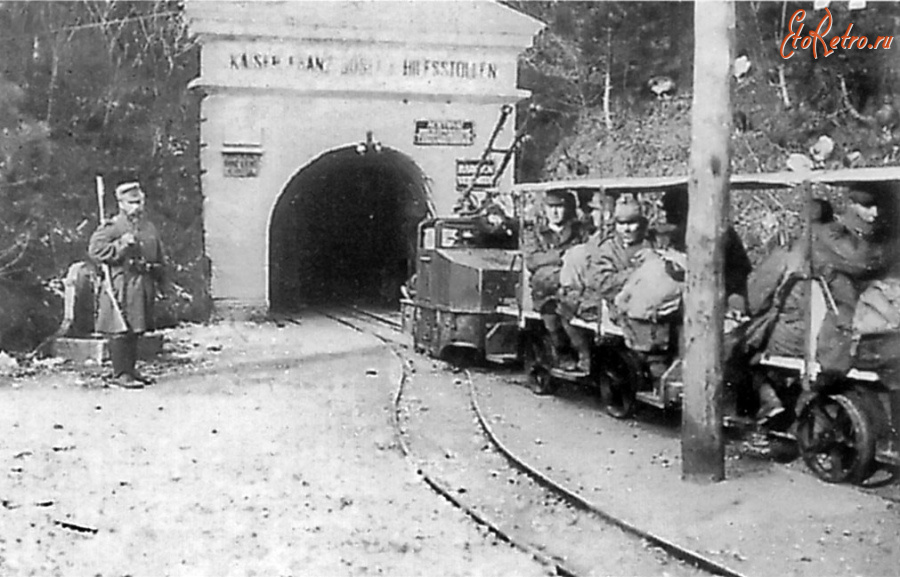 Железная дорога (поезда, паровозы, локомотивы, вагоны) - Австро-венгерские военнослужащие на поезде узкоколейной ж.д. в Италии
