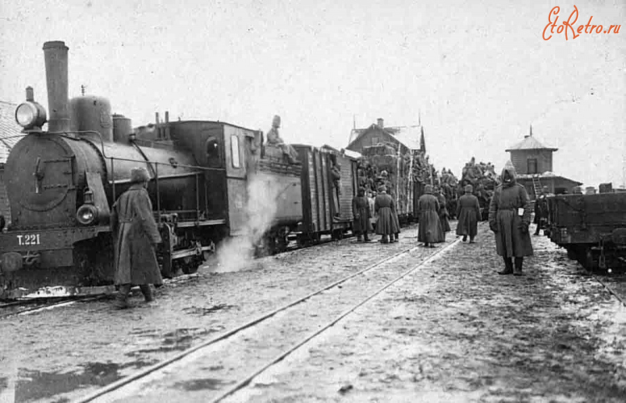 Железная дорога (поезда, паровозы, локомотивы, вагоны) - Паровоз Т.221 с воинским эшелоном на ст.Глубокое