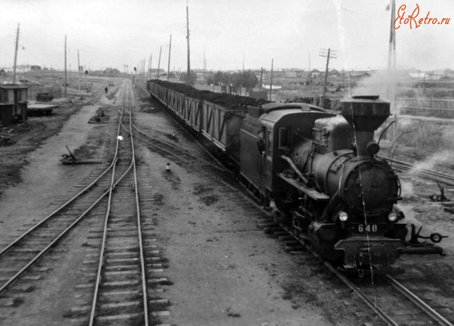 Железная дорога (поезда, паровозы, локомотивы, вагоны) - Узкоколейный паровоз Кв4-640 с составом торфа