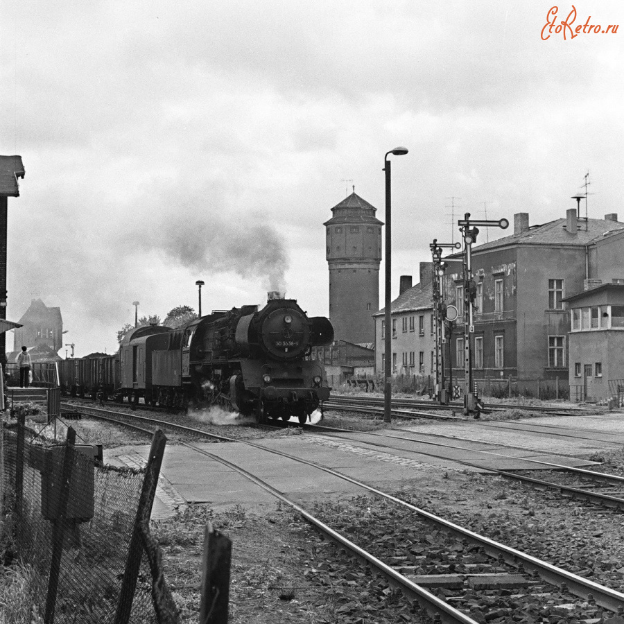 Железная дорога (поезда, паровозы, локомотивы, вагоны) - Паровоз BR 50 3658 с грузовым поездом проходит ст.Нойштадт
