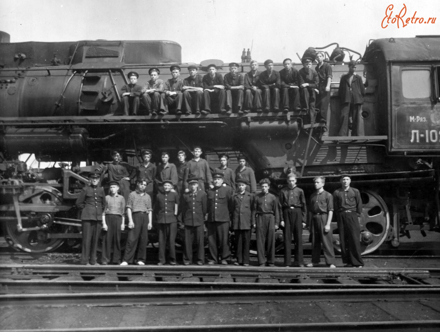 Железная дорога (поезда, паровозы, локомотивы, вагоны) - Паровоз серии Л-1020 и работники депо Сасово