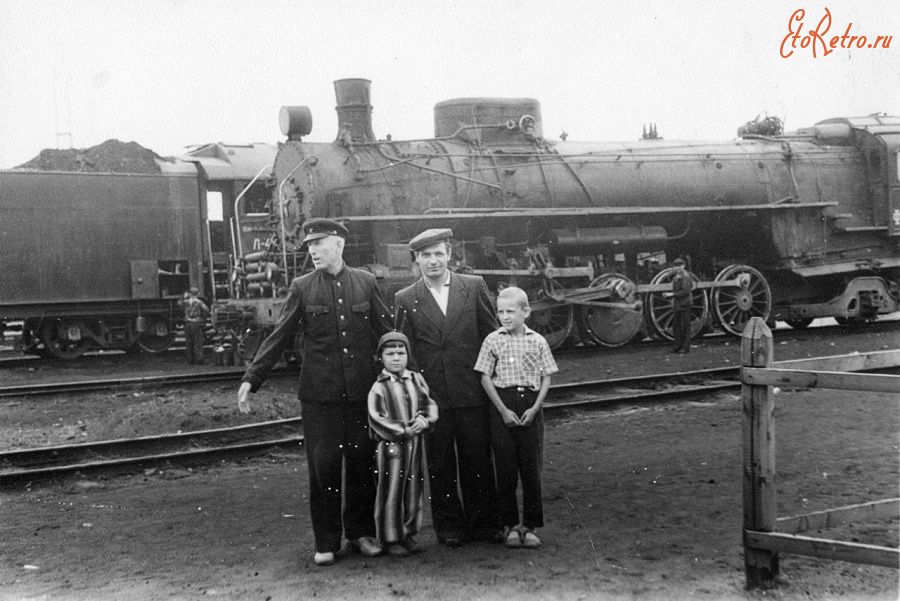Железная дорога (поезда, паровозы, локомотивы, вагоны) - На фоне паровоза серии ФД20