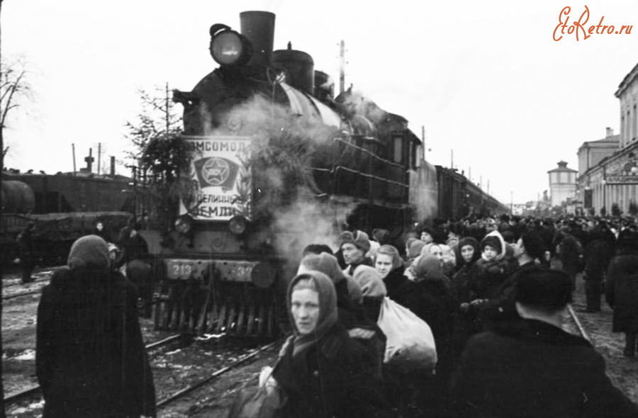 Железная дорога (поезда, паровозы, локомотивы, вагоны) - Поезд с целинниками на ст.Владимир