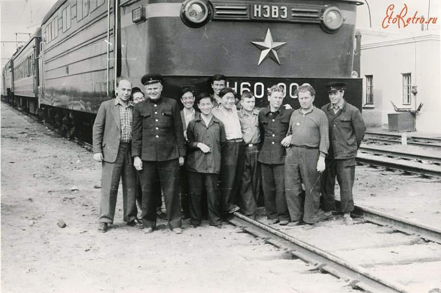 Железная дорога (поезда, паровозы, локомотивы, вагоны) - Электровоз Н60 – 002 (Н383). Бригада по обслуживанию состава.