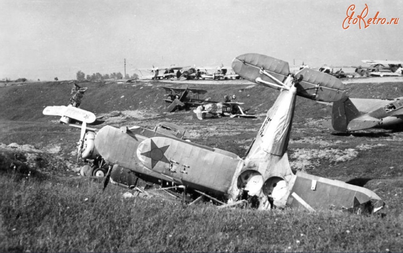 Минск - Разбитые советские истребители на аэродроме Минска