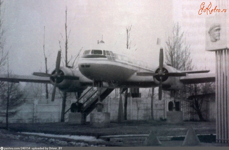 Минск - Самолёт-помнік Іл-14 ля цэнтральнай прахадной авіярэмонтнага завода №407