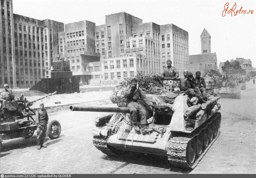 Минск - Колонна самоходных орудий в центре освобожденного Минска.