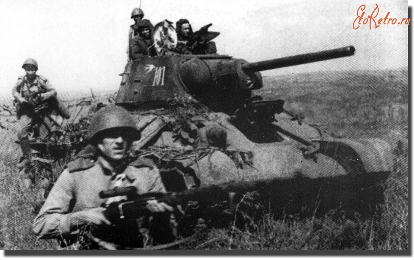 Войны (боевые действия) - Огнеметный танк ОТ-34 uз состава 15-й гвардейской механизированной бригады, 3-й Украинский фронт, 1944 год.