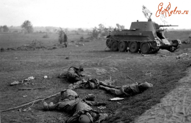 Войны (боевые действия) - После боя. Погибшие красноармейцы и подбитый танк БТ