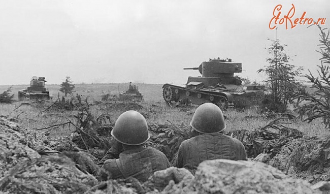 Войны (боевые действия) - Советские легкие танки Т-26 в наступлении. Смоленское сражение, август 1941 года.