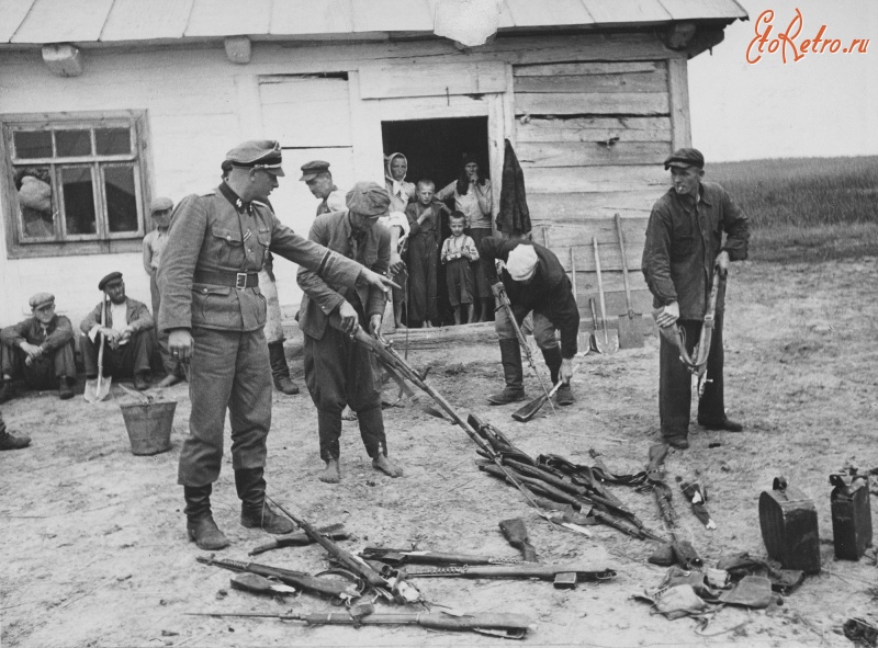 Войны (боевые действия) - Жители деревни ломают собранные советские винтовки под контролем офицера СС