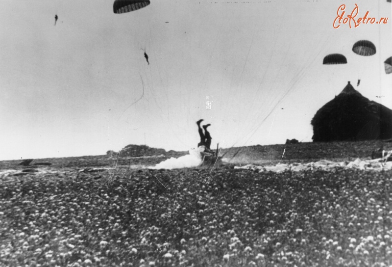 Войны (боевые действия) - Неудачное приземление американского парашютиста на поле в Голландии