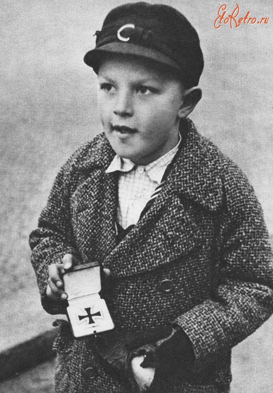 Войны (боевые действия) - Немецкий мальчик меняет Железный крест на сигареты
