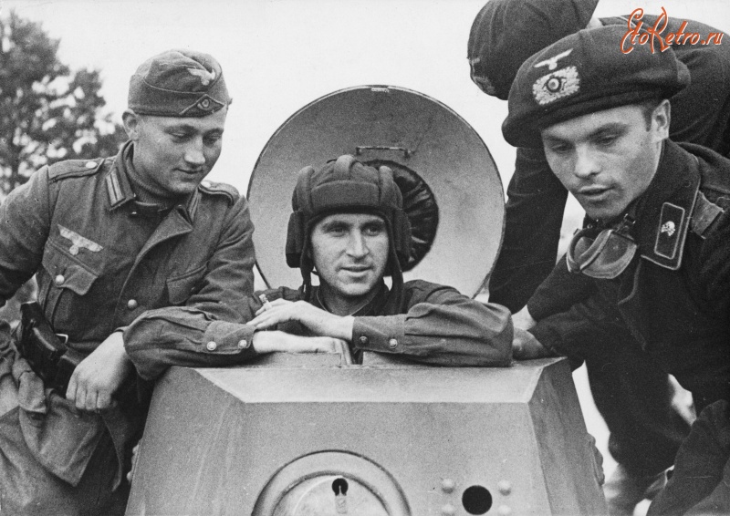 Войны (боевые действия) - Солдаты вермахта на советском бронеавтомобиле БА-20 в городе Брест-Литовск