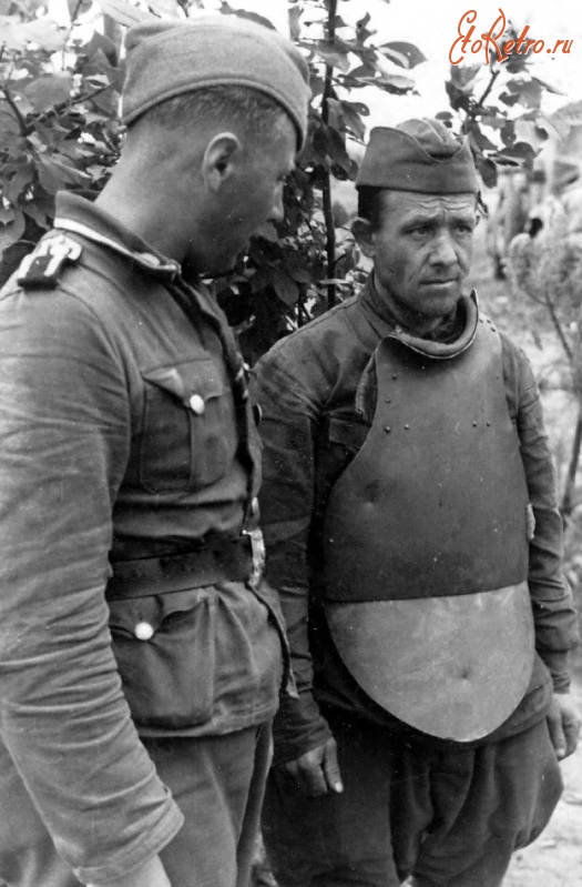 Войны (боевые действия) - Немецкий солдат и советский военнопленный в стальном нагруднике СН-42