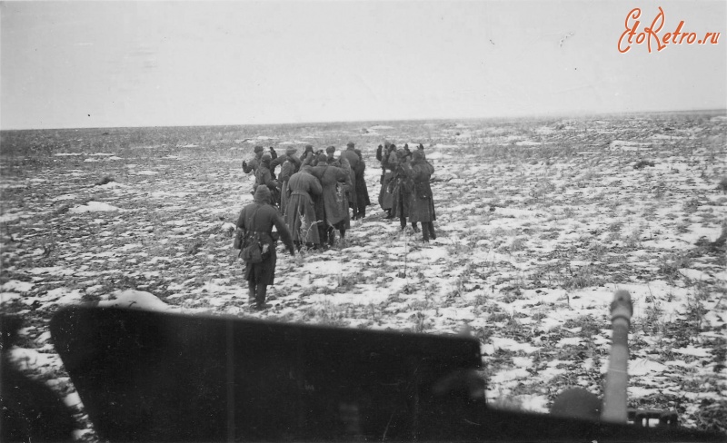 Войны (боевые действия) - Группа красноармейцев сдается в плен немцам в поле