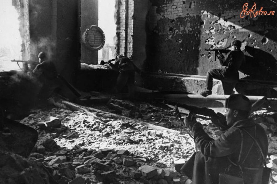 Войны (боевые действия) - Сталинград в октябре 1942 года, советские солдаты ведут бой на заводе 