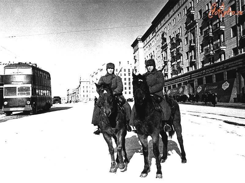 Войны (боевые действия) - Комендантский патруль на улице Горького в дни обороны Москвы