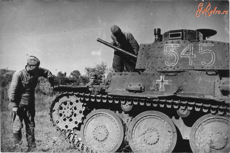 Войны (боевые действия) - Красноармейцы осматривают захваченный немецкий танк Pz.Kpfw.38(t).