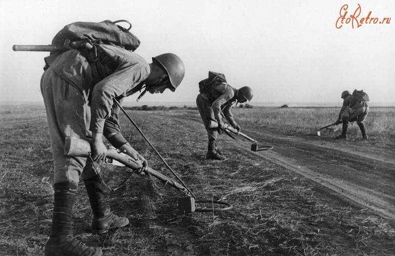 Войны (боевые действия) - Советские сапёры с миноискателями ВИМ-203 проверяют дорогу под Сталинградом.