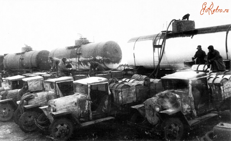 Войны (боевые действия) - Грузовики-бензовозы ГАЗ-ММ во время заправки на одной из станций под Сталинградом.