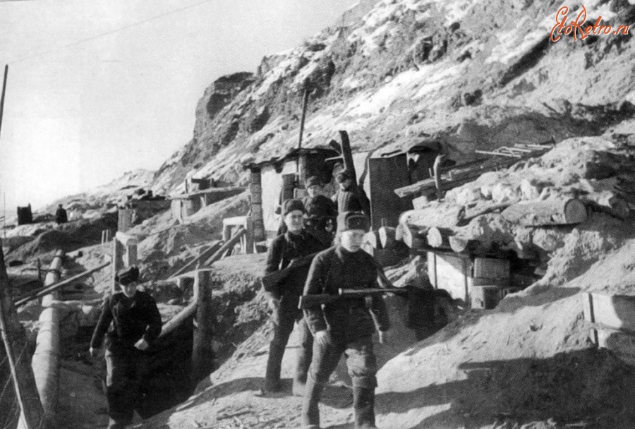 Войны (боевые действия) - Солдаты советской 62-й армии у землянок на самом берегу Волги. 1942 год.
