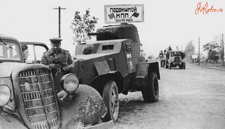 Войны (боевые действия) - Проверка документов на дороге. БА-10 в качестве передвижного КПП. 1-ый Белорусский фронт, 1944 г.