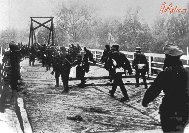 Войны (боевые действия) - Войска фашистской Германии переходят пограничную реку