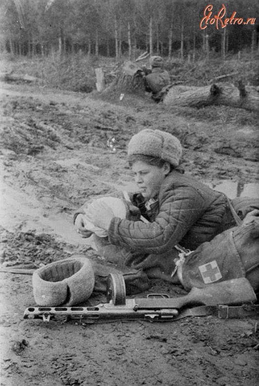 Войны (боевые действия) - Младший сержант Бороздина О.И. на поле боя перевязывает раненого бойца