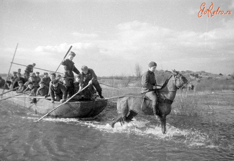 Войны (боевые действия) - Бойцы Красной Армии форсируют реку Одер