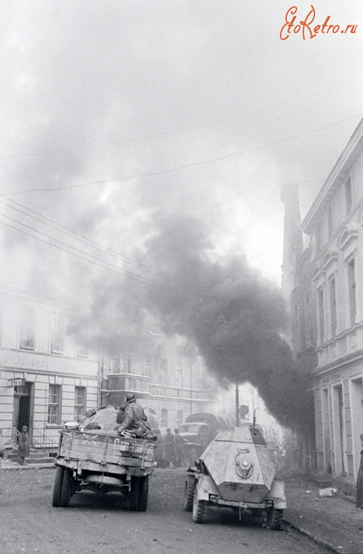 Войны (боевые действия) - Советские войска в одном из пылающих городов Померании