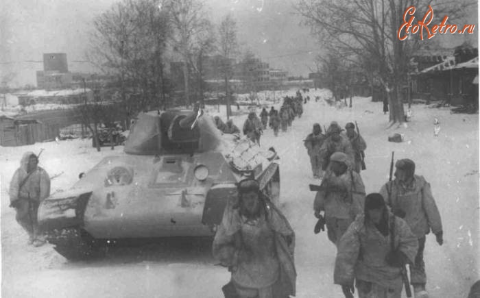 Войны (боевые действия) - Наши войска входят в освобожденный Клин.